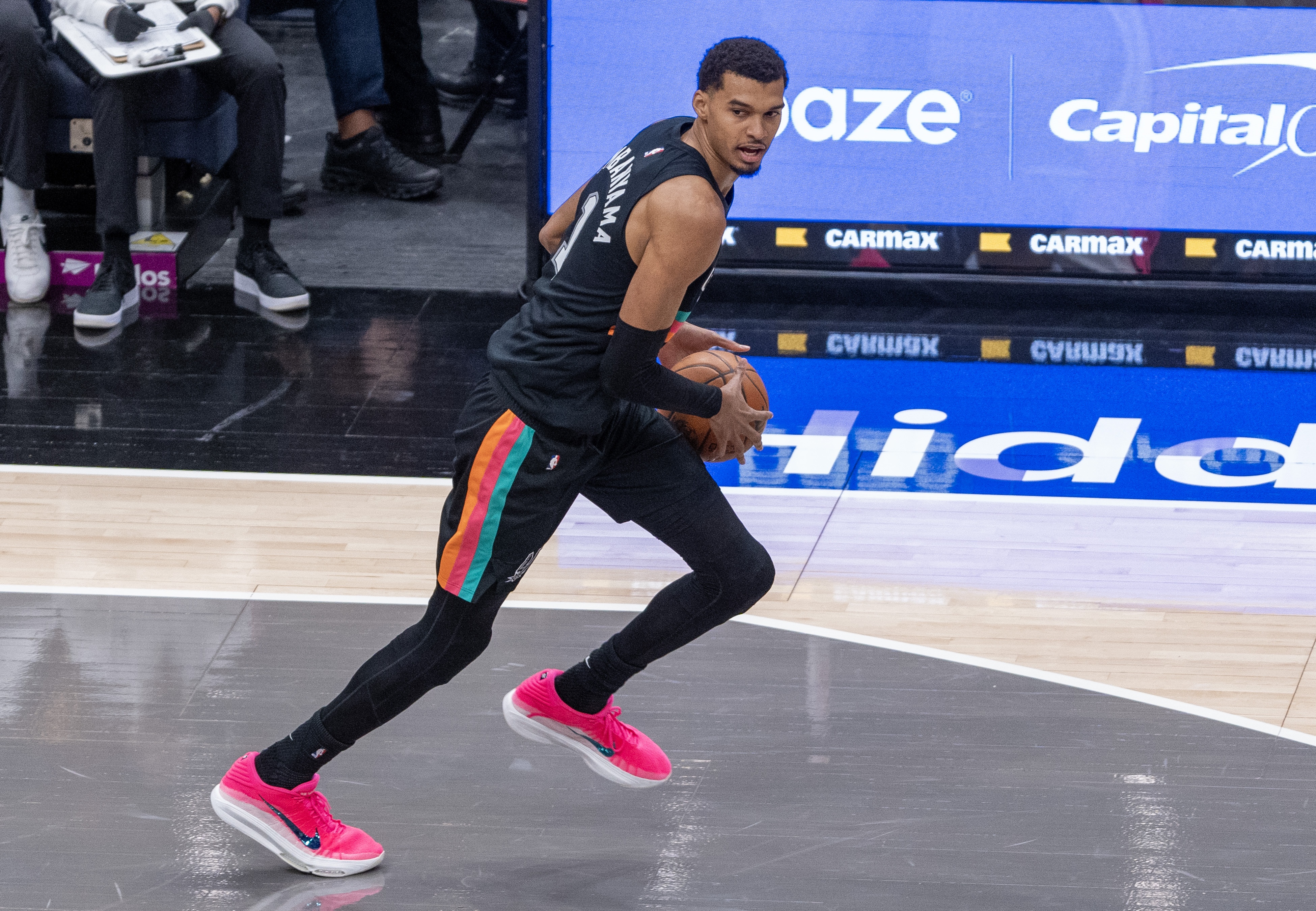 博鱼游戏-被推了一下？文班亚马强攻欲隔扣切特 遭对手大帽拒绝