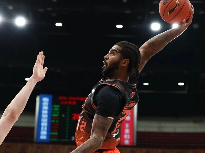 乐竞体育-山东男篮主场迎战吉林，有望冲击7连胜，克里斯再会摊手好搭档