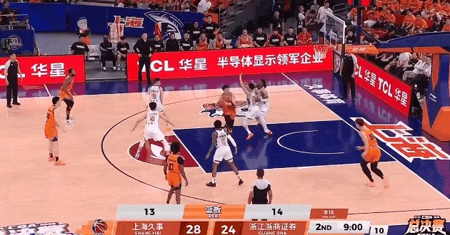 博鱼tv-王哲林第一节扣篮被篮框封盖，第二节双手暴扣被犯规拦下